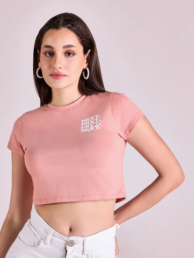 Playera rosa de cuello redondo con estampado
