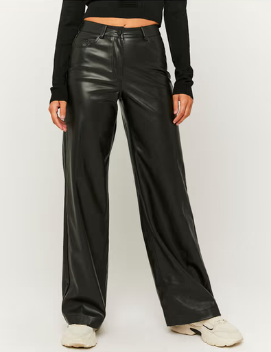 Pantalón negro de piel con corte ancho